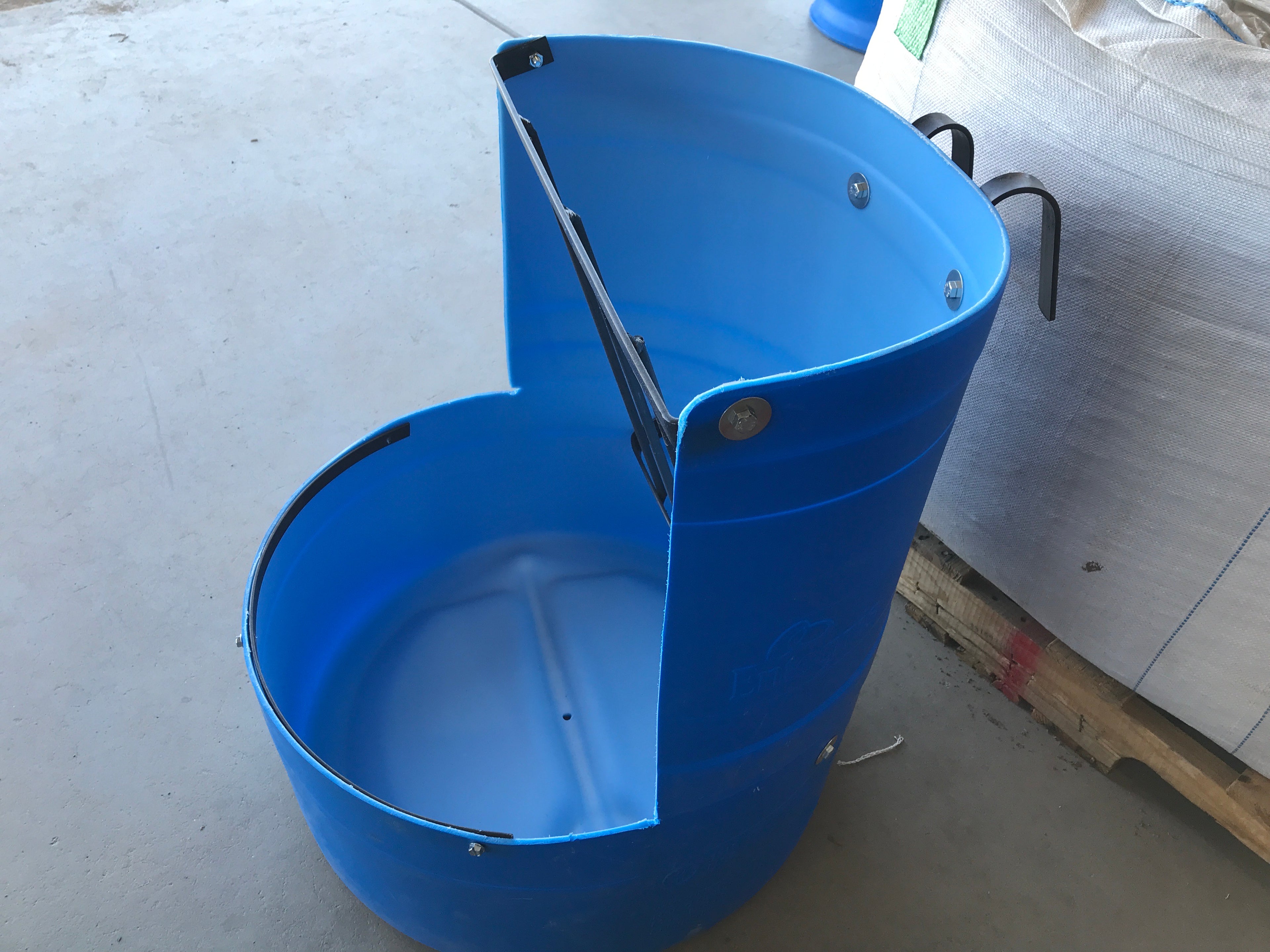 Blue Barrel - Hook Feeders w Hay Rack and Support